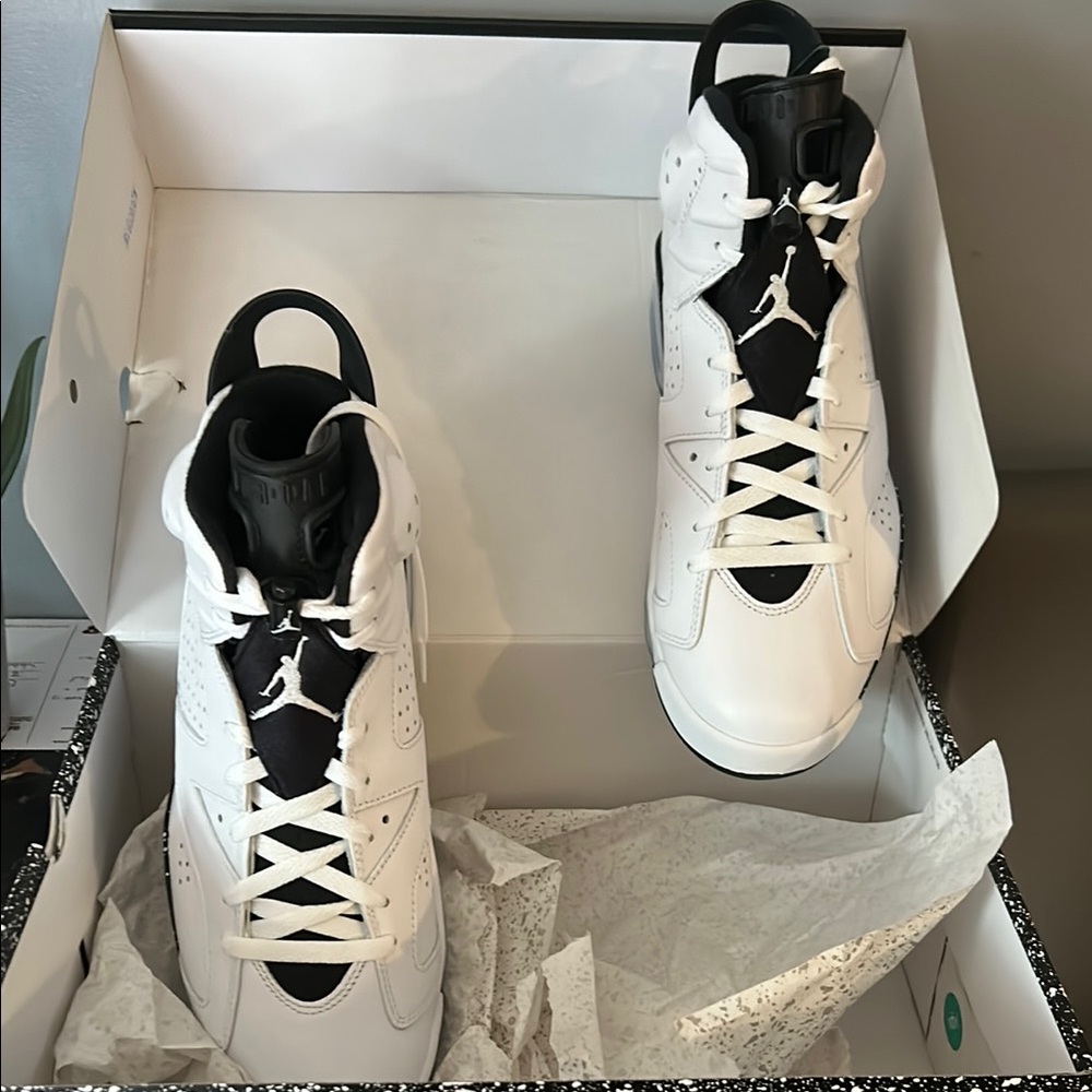 Jordan Men's Shoes in White and Black - Picture 2 of 5